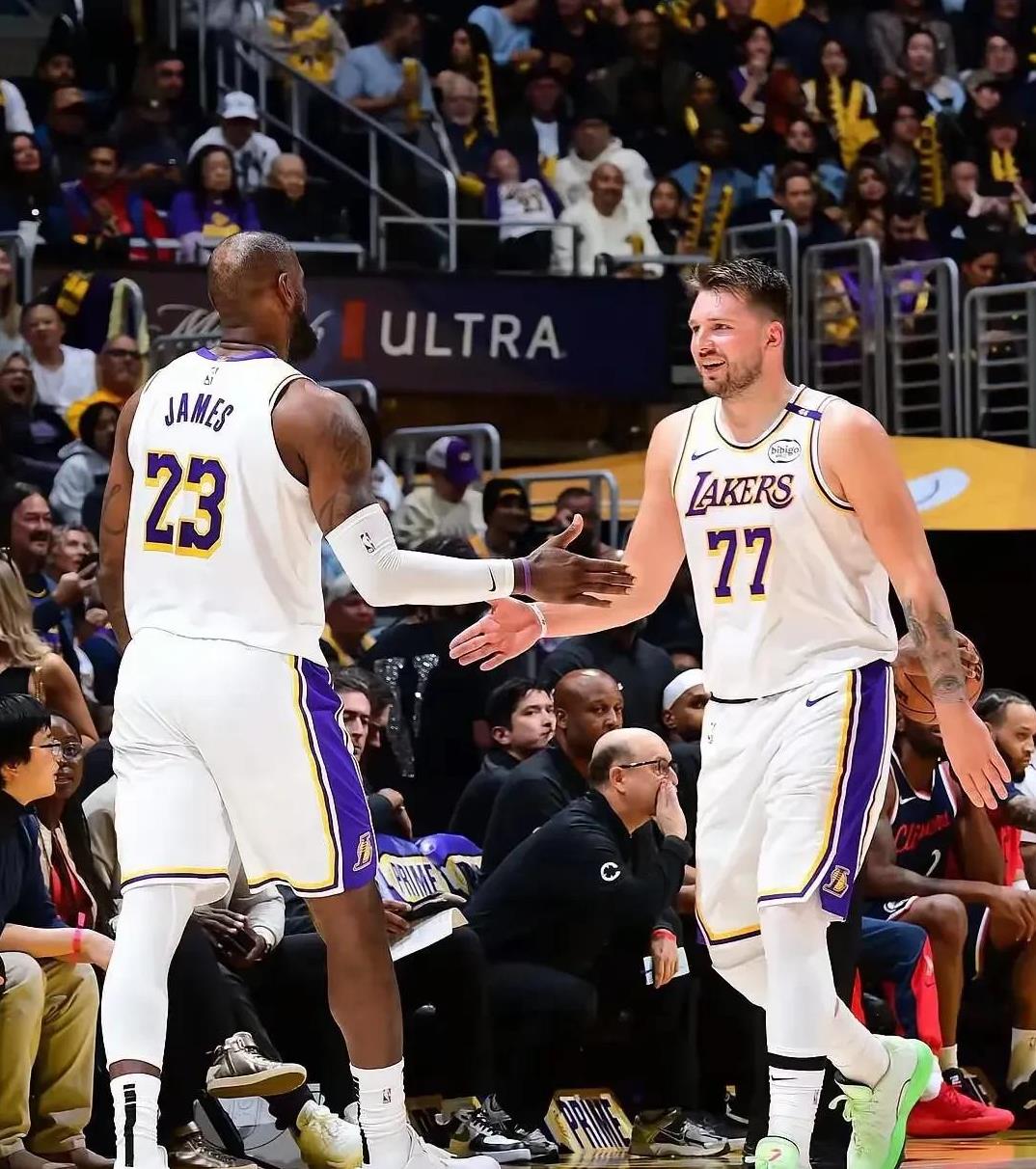 浓眉哥迎来三赛季出色发挥，湖人观众热烈欢呼！