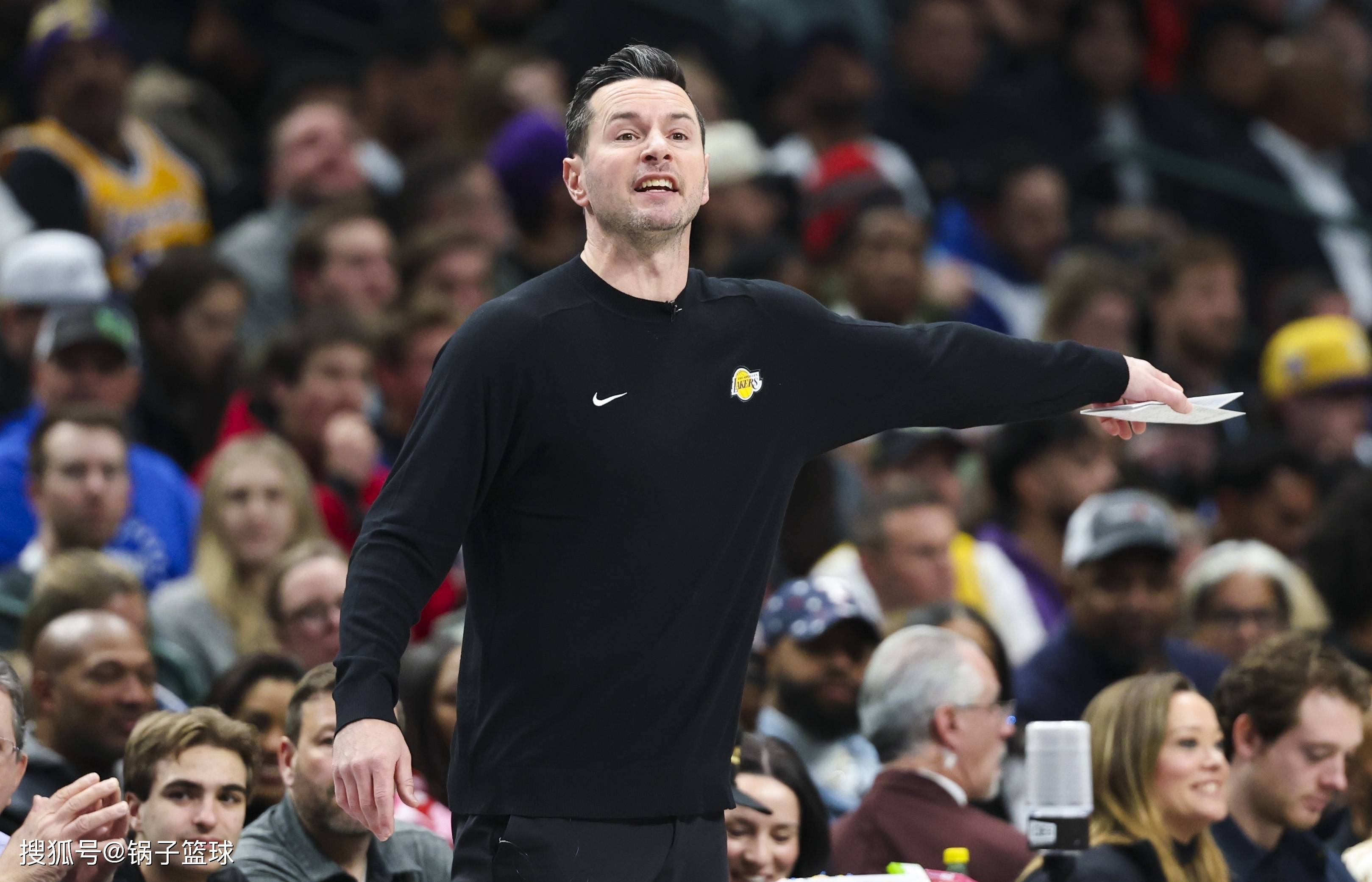 关于阿扎伦卡与70激战公牛分钟，重要助攻胜负难料！，詹姆斯焦点对战上演精彩一战的信息